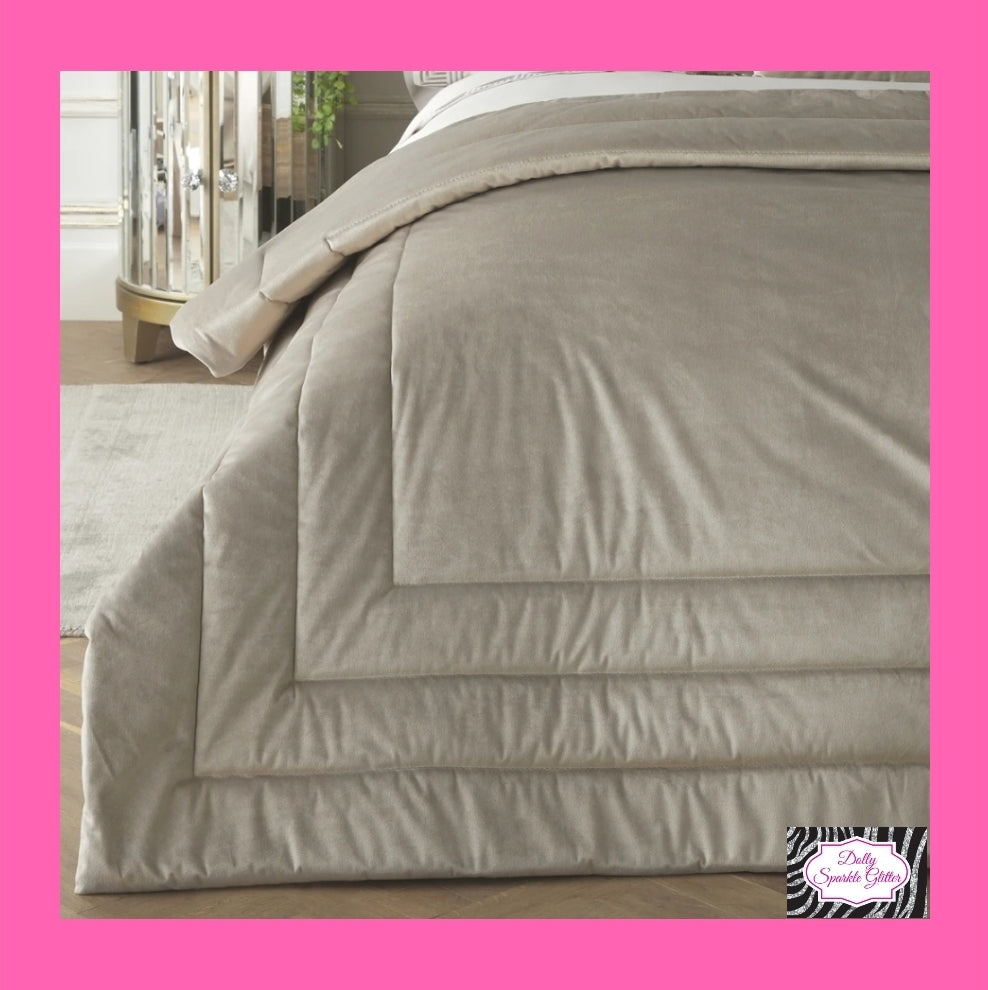 Chic velvet bedspread in oyster